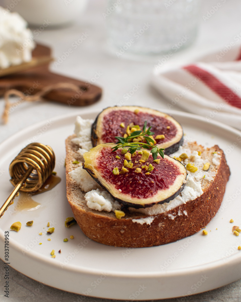 Wholegrain bread with goat cheese, Fresh ripe organic figues and honey