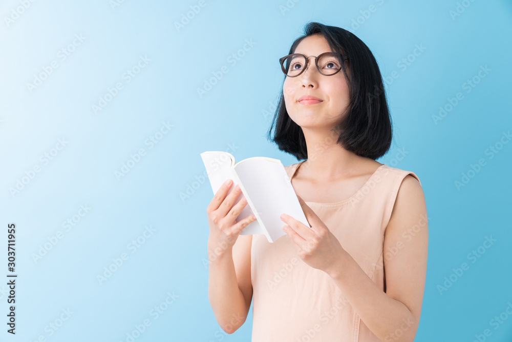 本を読む女性 本を読む女性