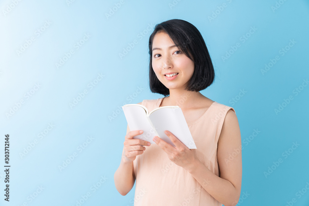 本を読む女性