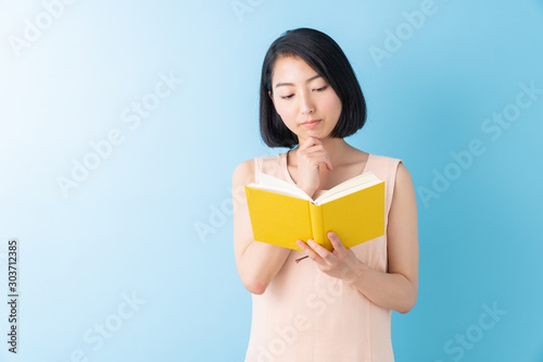 本を読む女性