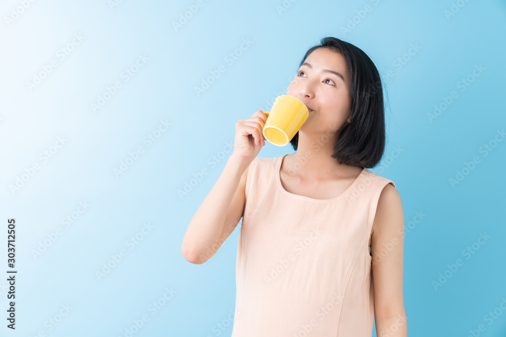 飲み物を飲む女性 飲み物を飲む女性