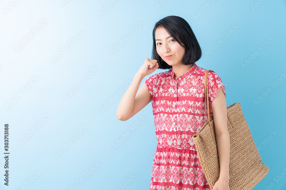 笑顔の女性 外出 笑顔の女性 外出