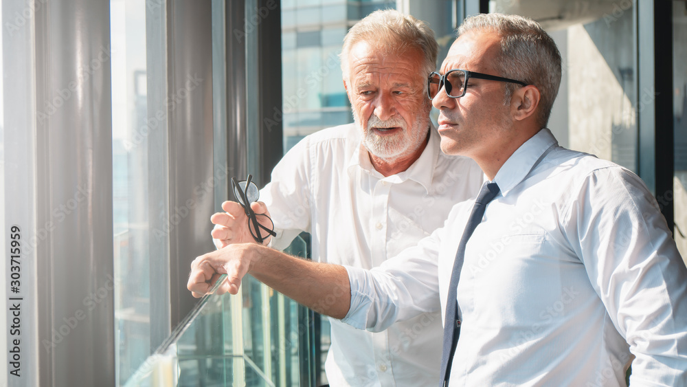 Φωτογραφία business background of cacasian businessman standing together and having busines
