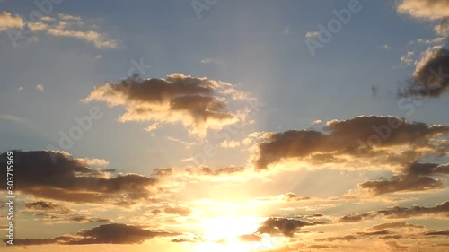 朝焼けです。空の色も変化。タイムラプス動画。背景素材