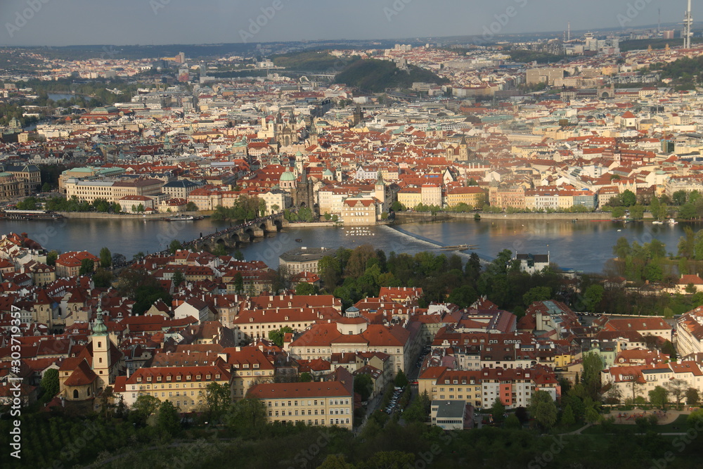 チェコ　プラハ モルダウ川のある風景