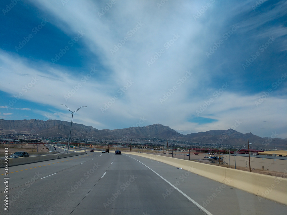 Φωτογραφία Asphalt road in the mountains with soft sky on the background.