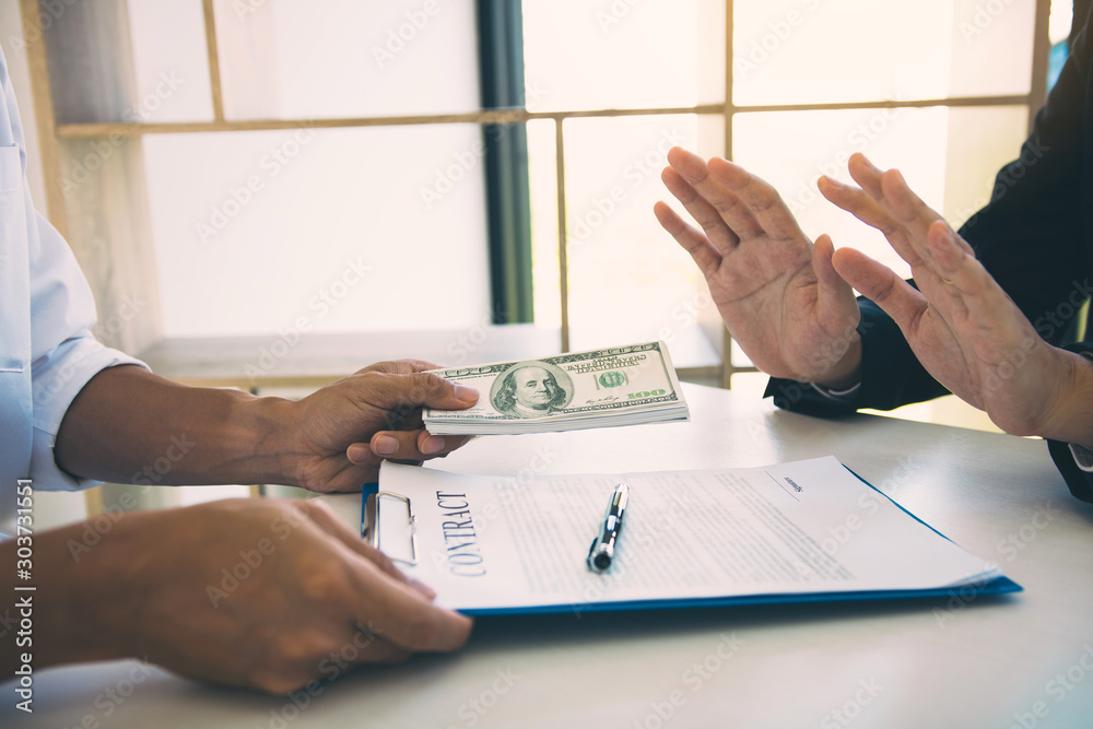 Φωτογραφία Business partners submit fraudulent cash to entrepreneurs whose male businessmen refuse to accept bribes in the office
