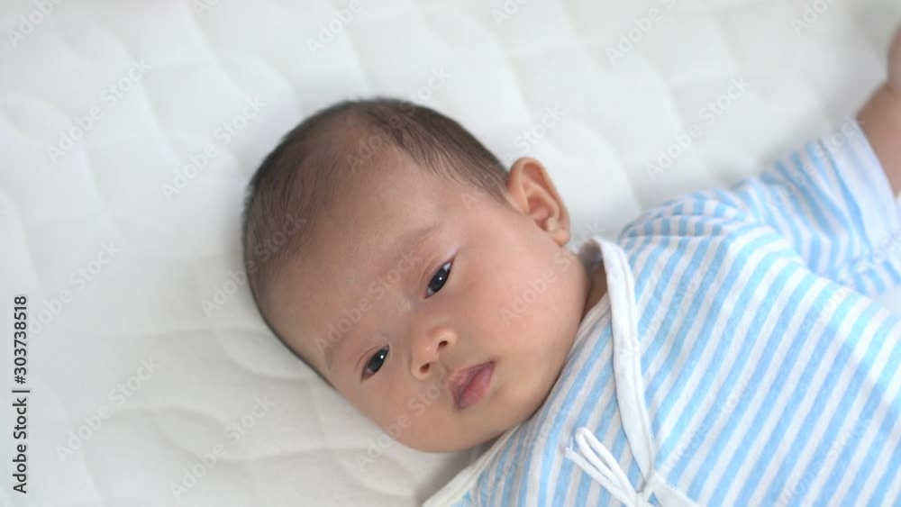 ベッドに横になる赤ちゃん ベッドに横になる赤ちゃん