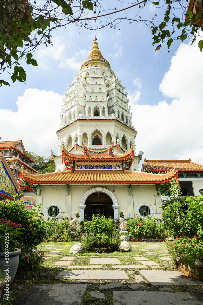 Obraz premium (Selective focus) Stunning view of the Kek Lok Si pagoda located in the Kek Lok Si Temples complex in Penang, Malaysia. Kek Lok Si Temple is the largest Buddhist temple in Malaysia.