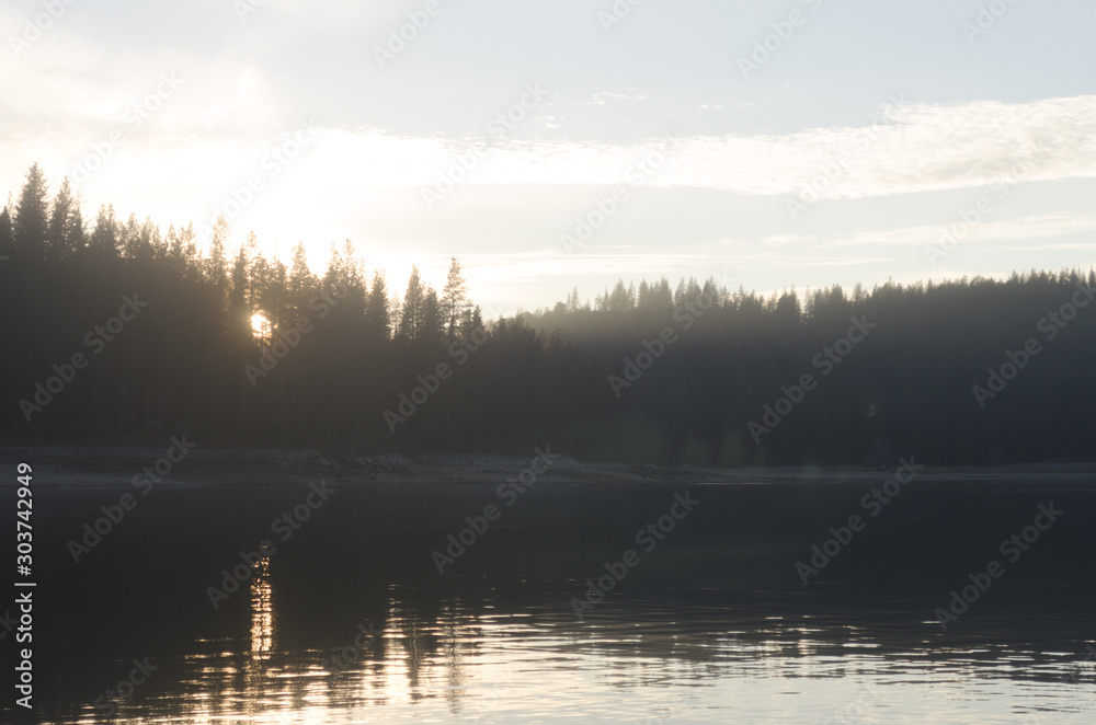 Naklejka premium sunrise over lake