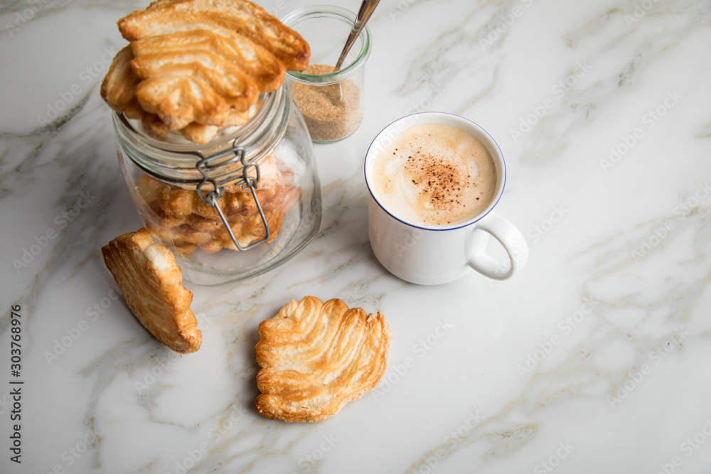 Italienische Blätterteig Fächer Kekse mit Einmachglas und Becher Kaffee auf  Marmor Hintergrund Stock Photo | Adobe Stock