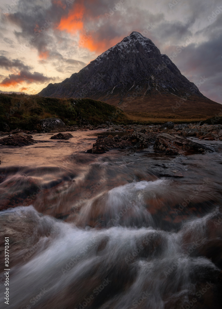 Φωτογραφία The Buachaille is a mountain in Glencoe, Scotland, the river in the for ground is the Coupall