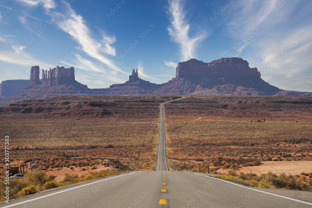 Road leading to Monument Valley, AZ - obrazy, fototapety, plakaty 