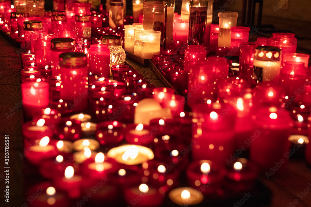 Kerzen erinnern an Verstorbene