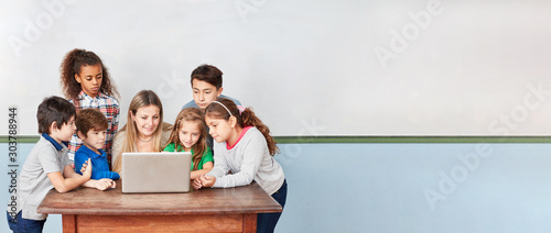 Kinder in Grundschule am Computer im Internet