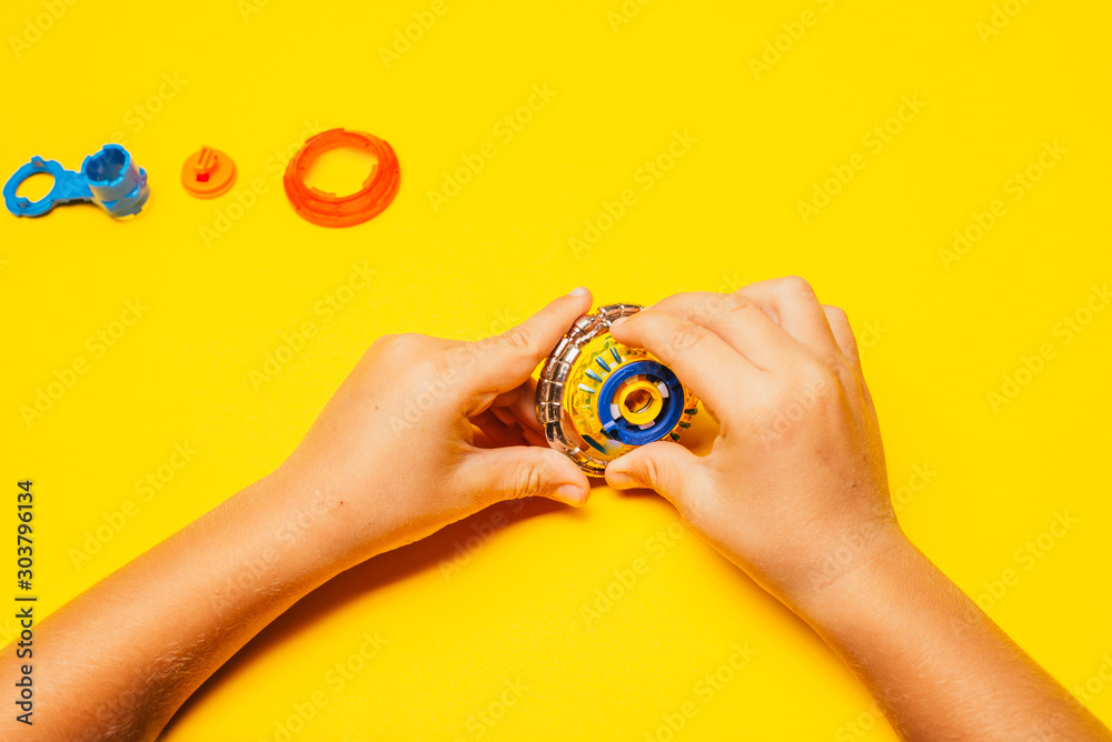 Fototapeta premium hand holding blank sign on blue sky background