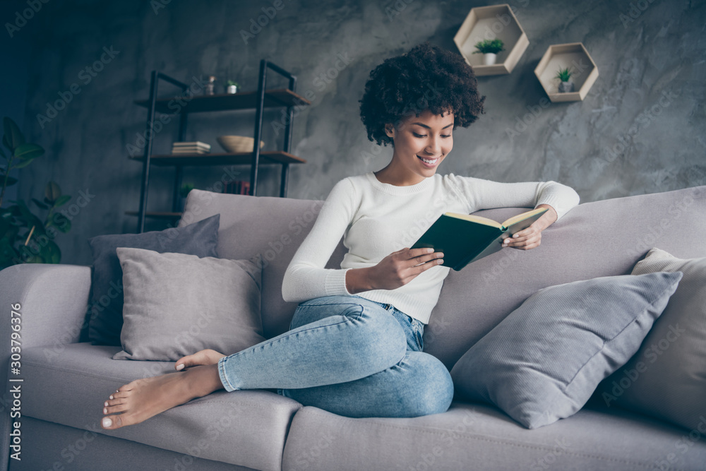 Φωτογραφία Photo of attractive dark skin curly lady holding favorite historic love novel ha