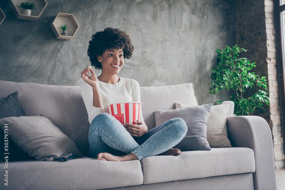Φωτογραφία Photo of pretty funny dark skin wavy lady homey mood eating popcorn watching fav