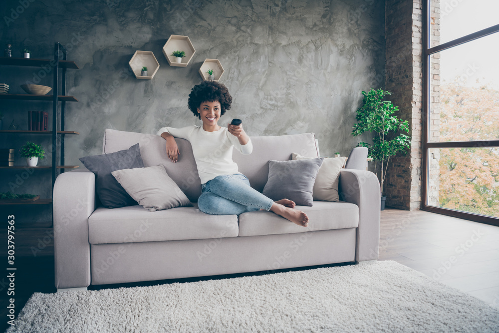 Φωτογραφία Photo of pretty dark skin wavy lady homey mood holding tv remote control changin