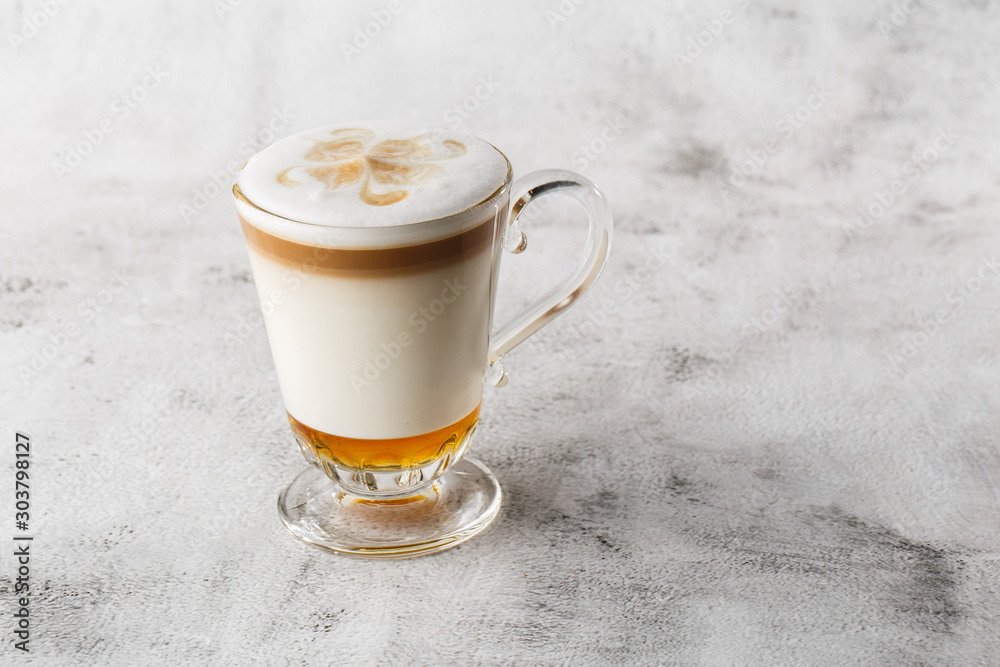 Φωτογραφία Coffee with Irish whiskey and whipped cream in glass isolated on bright marble background