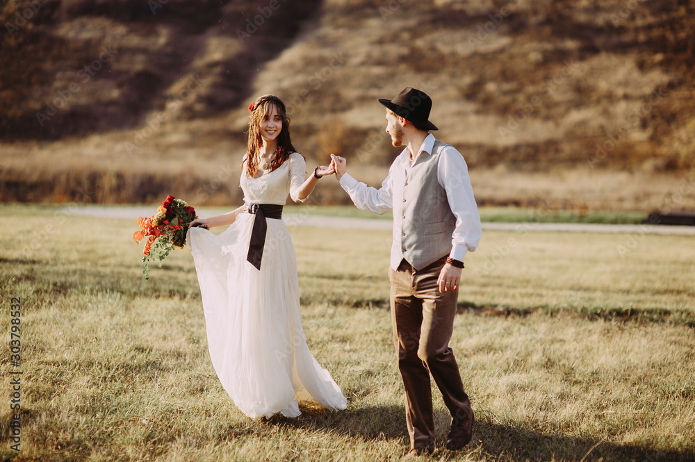 Φωτογραφία Beautiful stylish Asians bride and groom in alpine meadows in Italy, Trentino Al