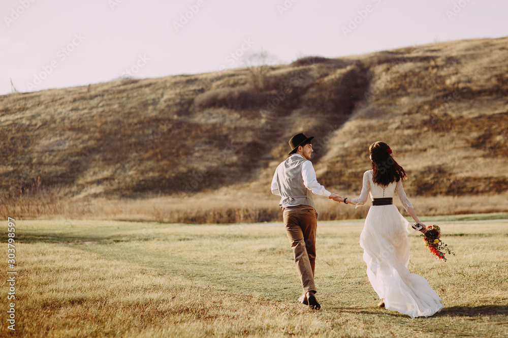 Φωτογραφία Beautiful stylish Asians bride and groom in alpine meadows in Italy, Trentino Al