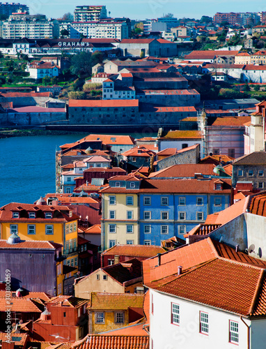 Les toits de la Ribeira et les quais du Douro à Porto, Portugal