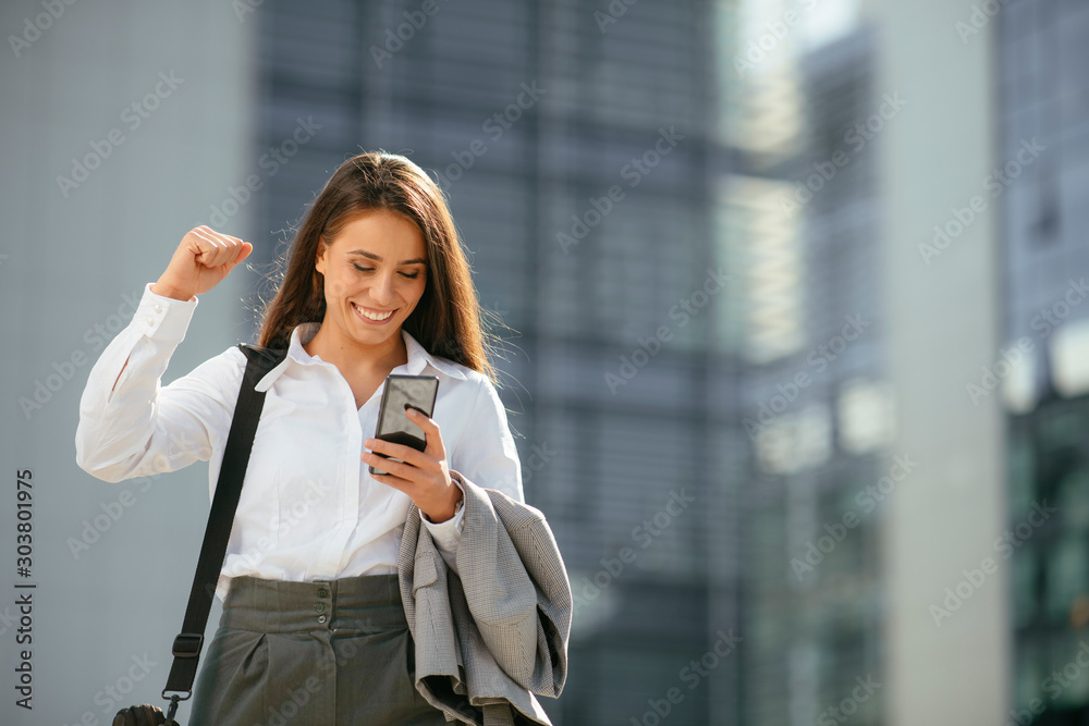 Ταπετσαρία Young businesswoman outdoors