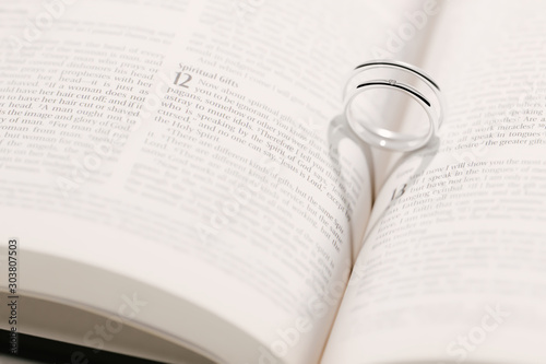 聖書と結婚指輪とハートの影のイメージ