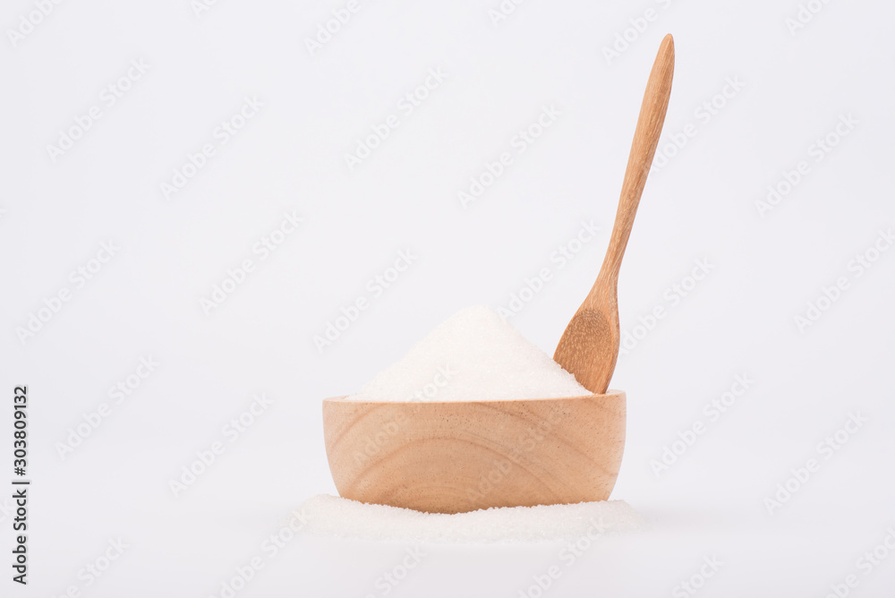 Φωτογραφία Close up of organic refined sugar in a brown wooden bowl on a white background