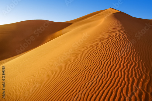 Sand dunes in the desert © Hussain