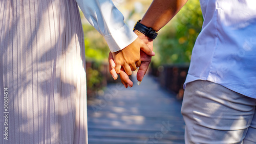 couple holding hands © Nizar