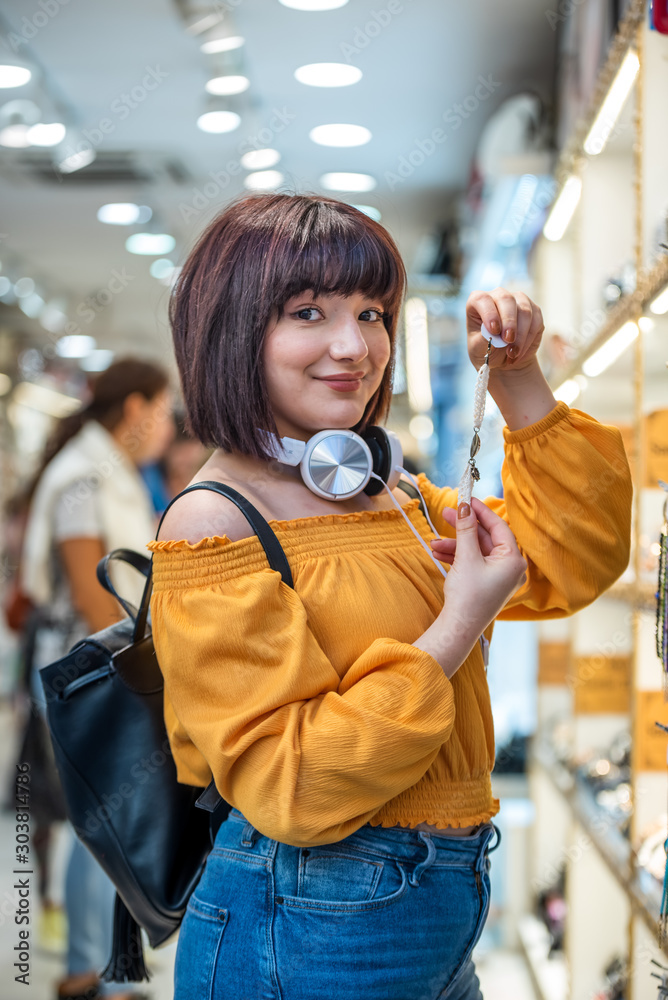 Φωτογραφία Shopping concept of a beautiful girl in souvenir market