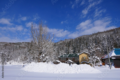 豪雪地帯の小学校。喰丸 昭和 福島 日本。１月下旬。