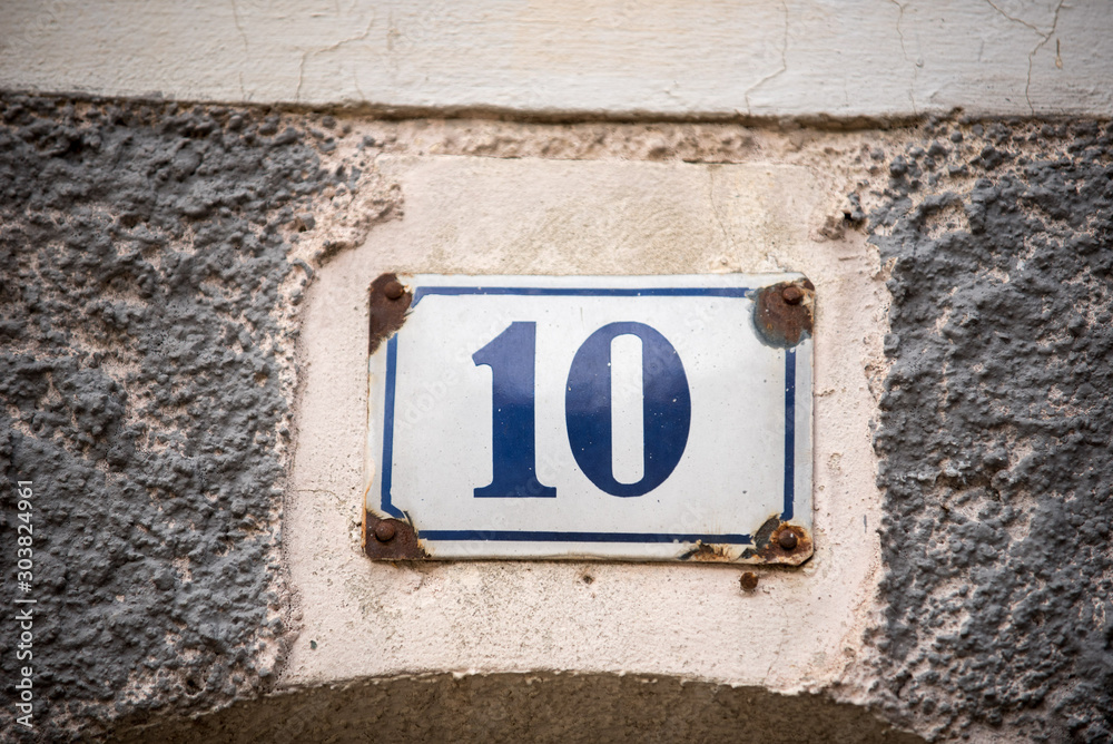 Haustürschild mit einer blauen Zahl 10 auf weißem Hintergrund Haustürschild mit einer blauen Zahl 10 auf weißem Hintergrund