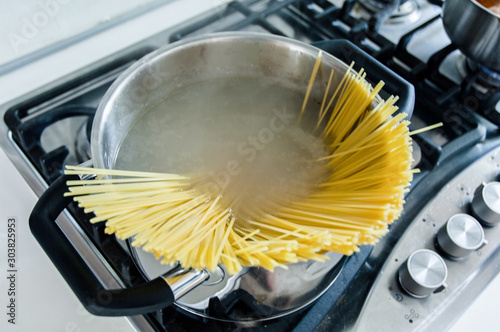 Spaghetti im Topf