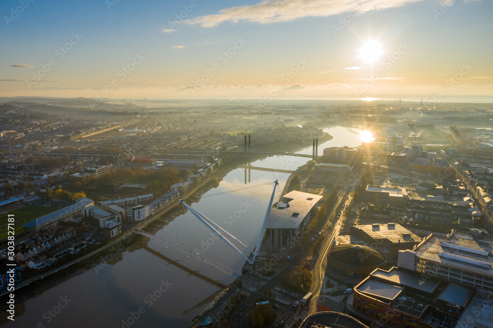 Φωτογραφία An aerial view at sunrise of Newport city centre, south wales United Kingdom, ta