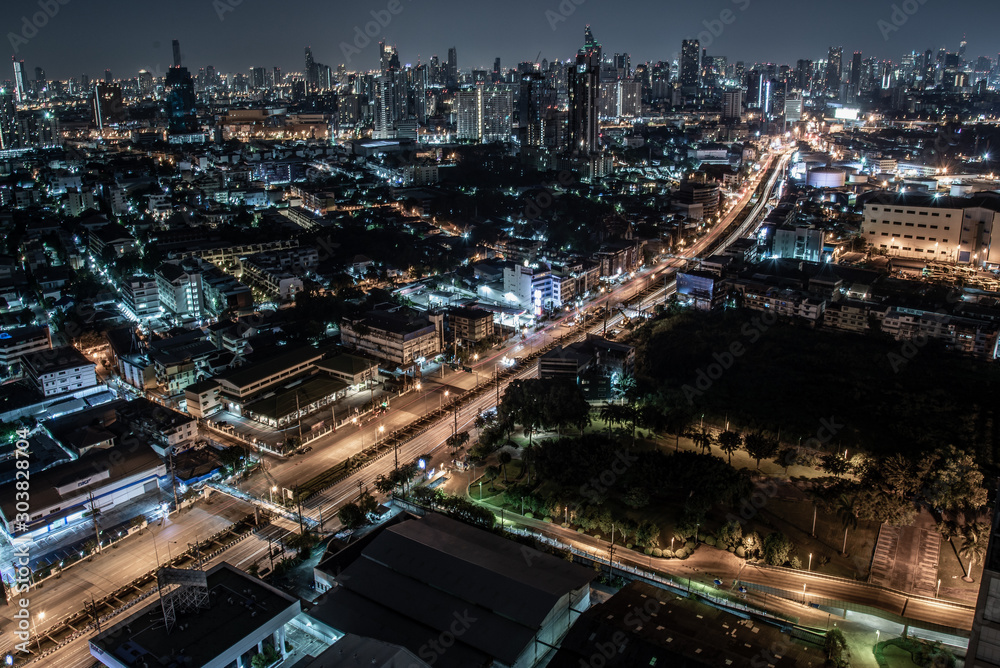 Obraz premium Bangkok cityscape. Bangkok downtown at night view in the business district, Beautiful twilight give the city a modern style.