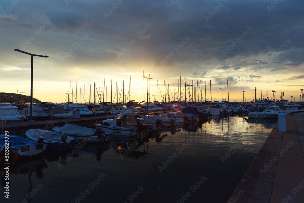 Obraz premium Sunset at boat marina with dramatic sky