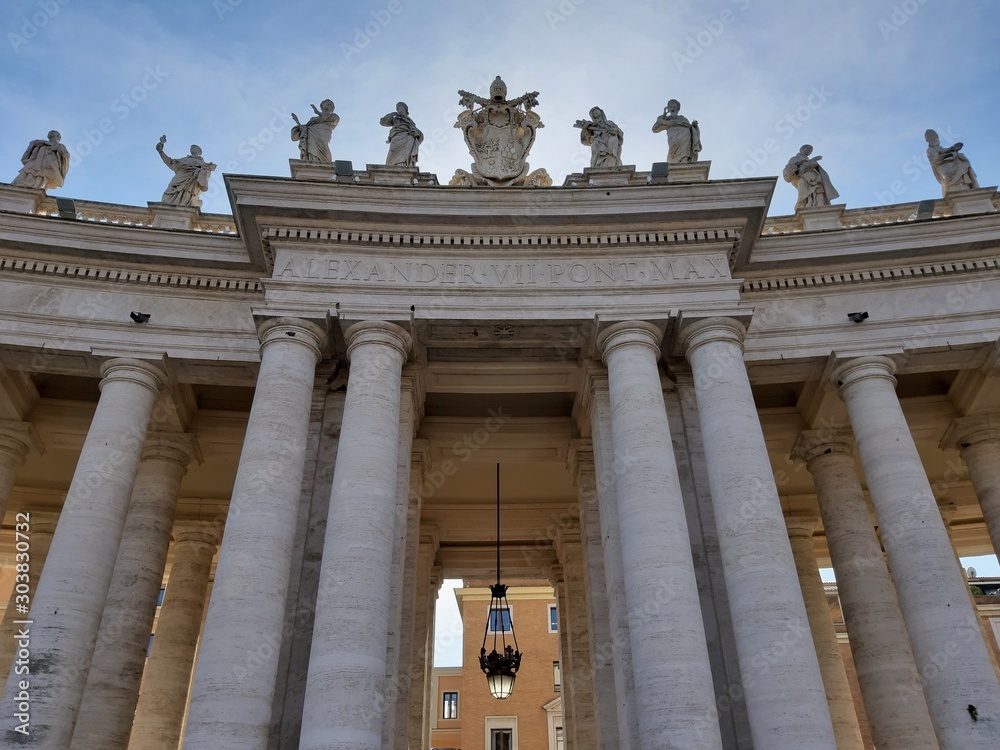 Vaticano - Particolare del Colonnato del Bernini