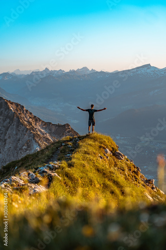 Bergsteiger im Sonnenuntergang in den Allgäuer Alpen im Oberallgäu