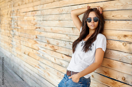 Obraz na plátně Street fashion portrait of trendy beautiful woman in sunglasses