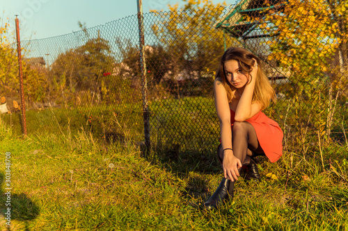 A woman is posing in front of a camera in an autumn park. autumn photo shoot. Autumn in the park. photo