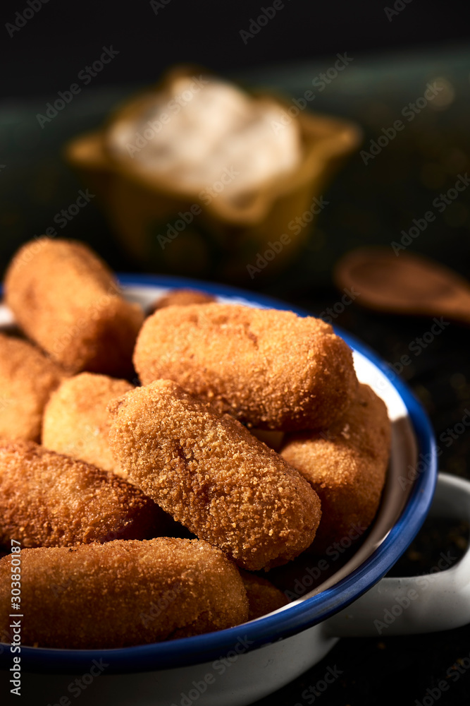 Φωτογραφία spanish croquettes on a rustic wooden table