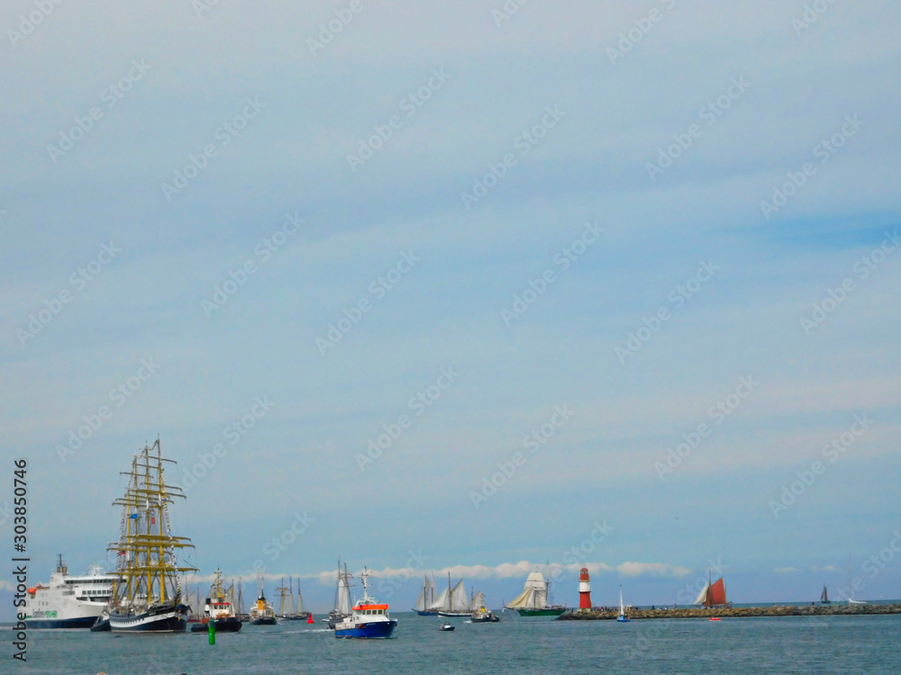 Segelboote auf dem Fluss zur Ostsee
