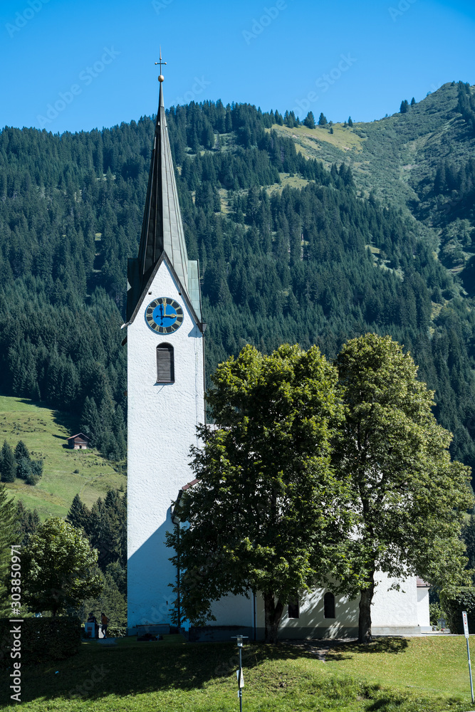 Kirche Sankt Joduk in Mittelberg im Kleinwalsertal