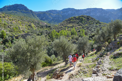 Serra de Tramuntana mit Wanderern auf Mallorca photo