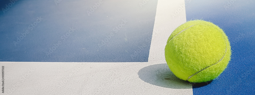 Φωτογραφία Close-up shots of tennis balls in tennis courts With a mesh as a blurred backgro