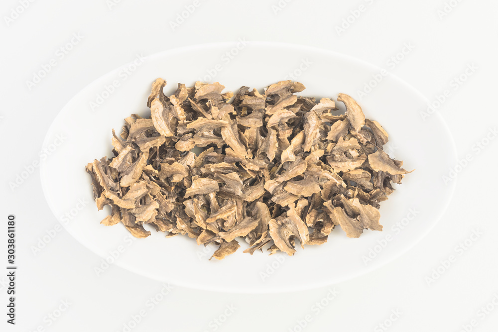 Walnusskämben in weißer Schale Naturmedizin gegen Herzrhythmusstörungen - Walnut preparation in white bowl natural medicine for cardiac arrhythmia closeup Juglans regia Walnusskämben in weißer Schale Naturmedizin gegen Herzrhythmusstörungen - Walnut preparation in white bowl natural medicine for cardiac arrhythmia closeup Juglans regia