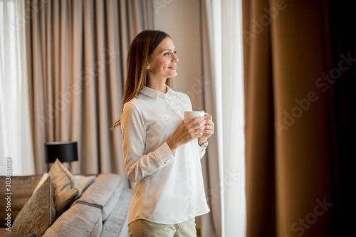 Beautiful young woman drink...